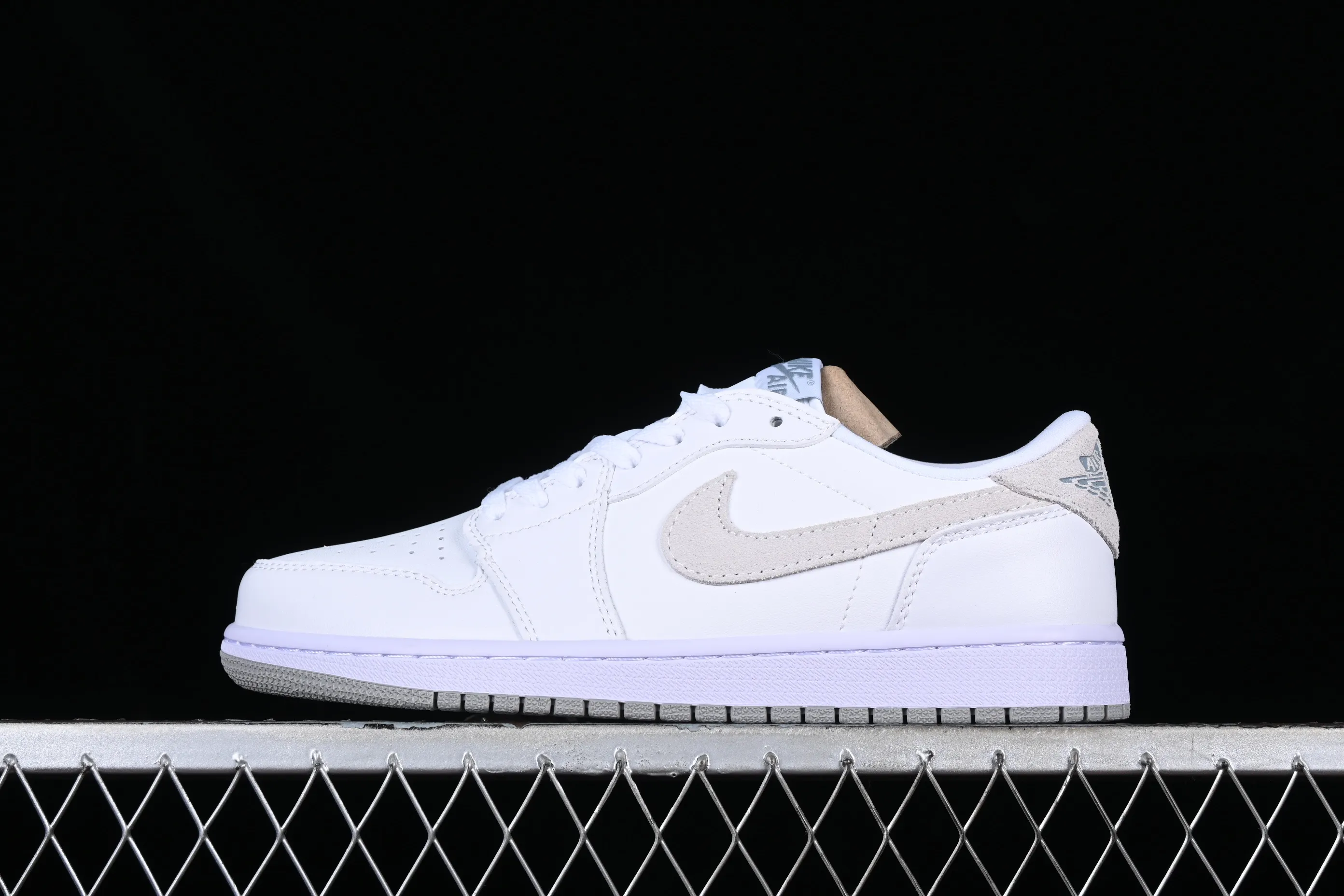 All categories Air Jordan Jordan series basketball shoes Air Jordan 1 Low Z version Air Jordan 1 Low OG "Shattered Backboard" AJ1 Joe 1 customized version white buckle shredded low-top basketball shoes CZ0790-100